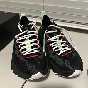 Women sorrel sneaker size 9
